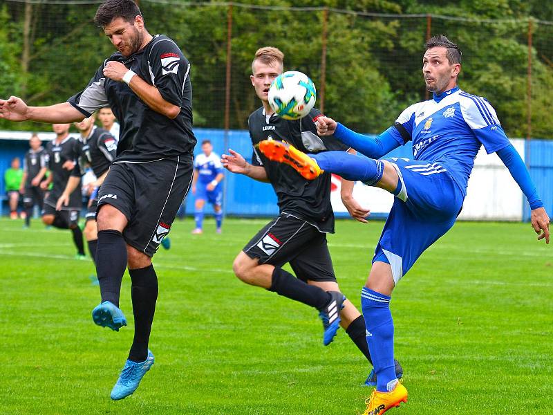 V úvodním kola krajského přeboru nejdecký FK (v modrém) nestačil na nováčka z Františkových Lázní (v černém), kterému podlehl 2:3.