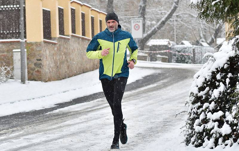 Dvanáctým dílem pokračoval o víkendu 20. ročník Zimního běžeckého poháru Kadaň. Tentokrát čekal závodníky, kterých se sešlo na startovním roštu 186, desetikilometrový Běh historickou Kadaní.