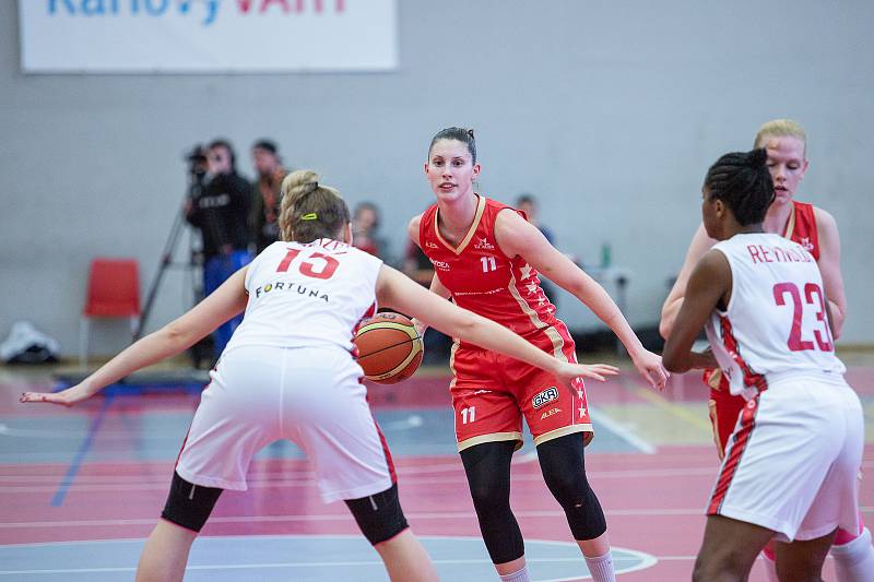 Utkání o třetí místo českého poháru v basketbalu žen, Final 4 v Karlových Varech, BS DSK Basketball Nymburk KV - BLK Slavia Praha (v červených dresech).