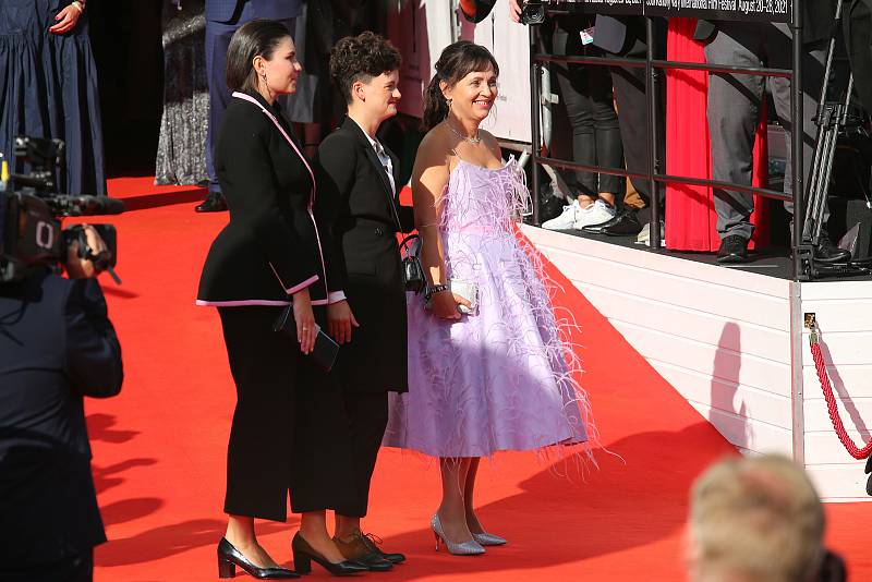 Alena Mihulová s dcerou a její partnerkou.