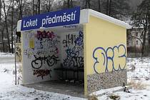 Železniční zastávku poničili neznámí vandalové v Lokti. Ta přitom byla v roce 2006 opravena.
