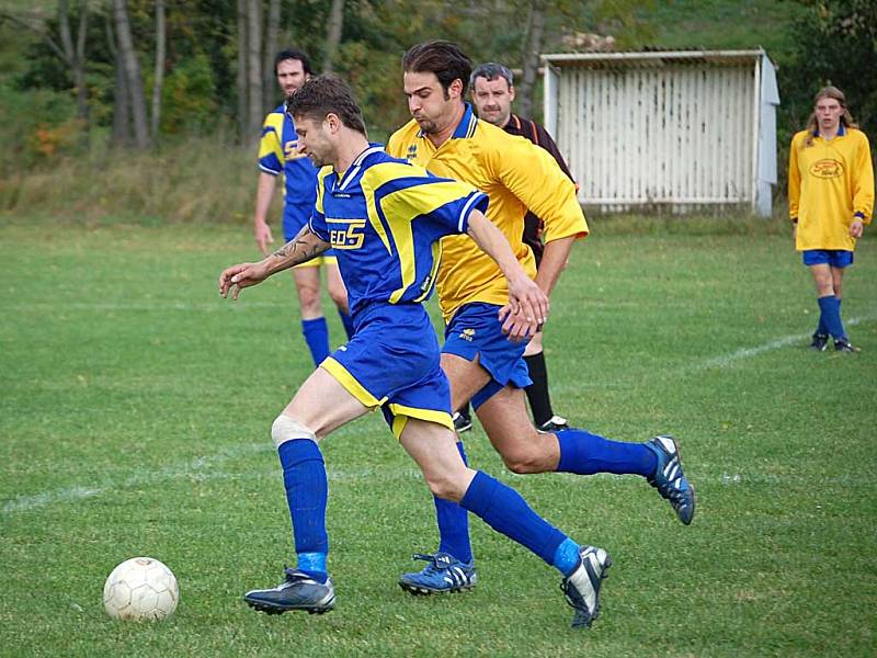 Mistři. Fotbalisté Perninku (ve žlutém) jsou kolo před koncem podzimní části IV. třídy skupiny A již jistými vítězi a přezimují na prvním místě tabulky.