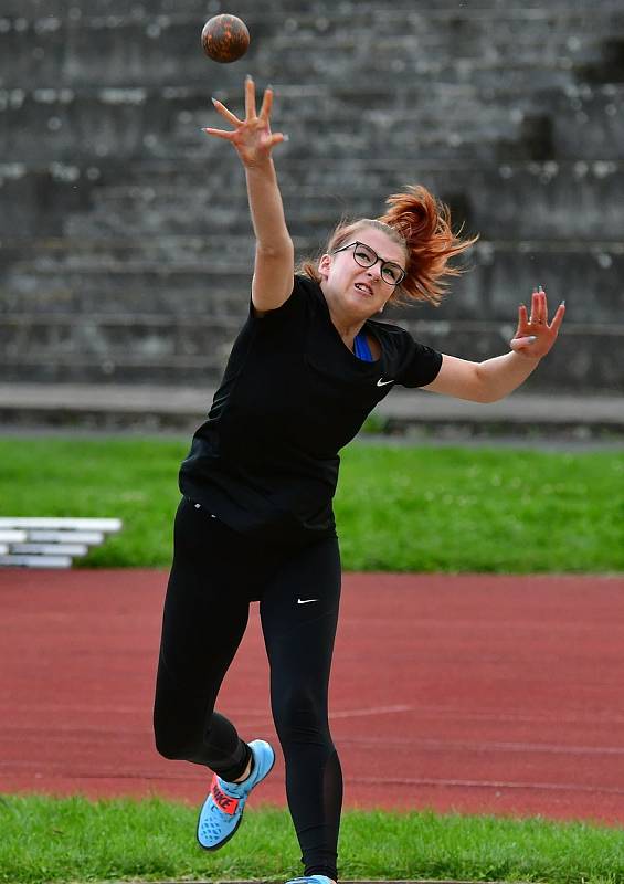 Karlovarské kontrolní závody uspořádal v týdnu na městském atletickém stadionu v lázeňském městě Triatlet Karlovy Vary.