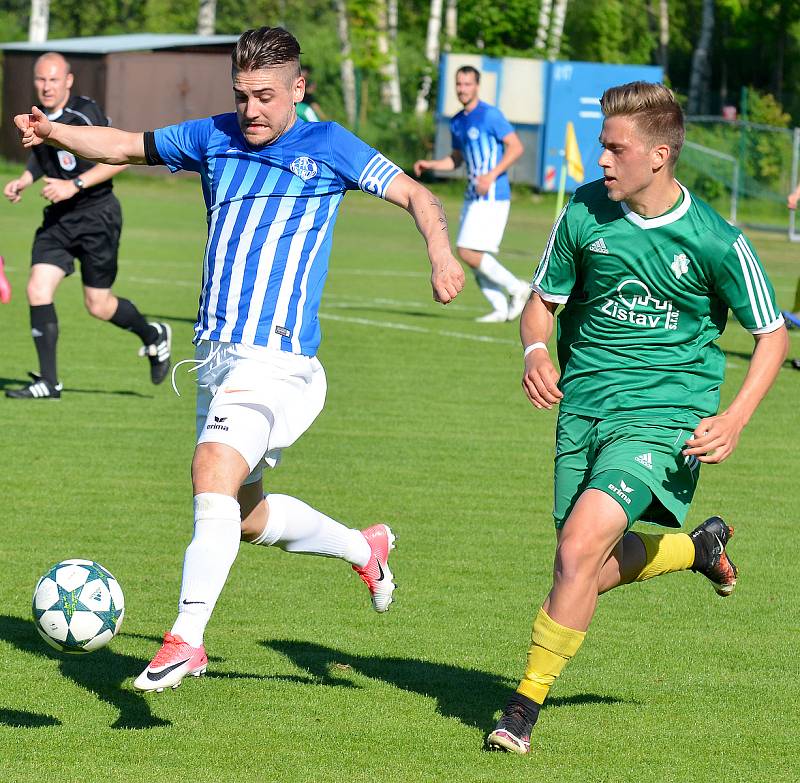 Ostrovský FK (v modrém) si připsal na účet velmi cennou výhru, když v derby pokořil karlovarský 1.FC (v zeleném) v poměru 3:2.