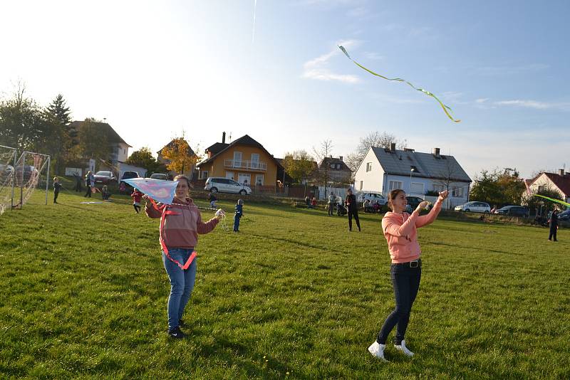 V Hájích u Chebu se v sobotu konala Drakiáda. Všichni účastníci si to opravdu užili, protože byl poslední teplý den a k tomu foukal i příjemný větřík, který draky dokázal udržet ve vzduchu.