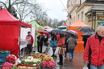 Ani deštivé podzimní počasí neodradilo v pátek lidi, aby nedorazili na oblíbené farmářské trhy před Městskou tržnicí.