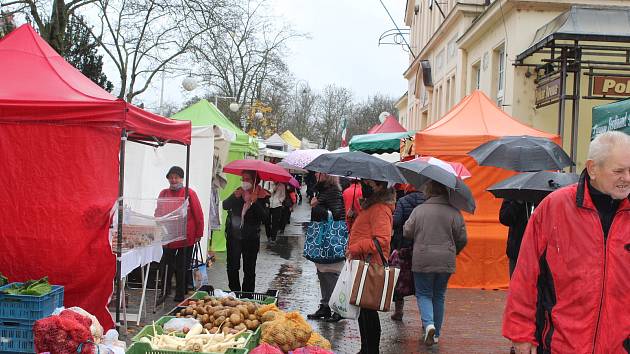 Ani deštivé podzimní počasí neodradilo v pátek lidi, aby nedorazili na oblíbené farmářské trhy před Městskou tržnicí.