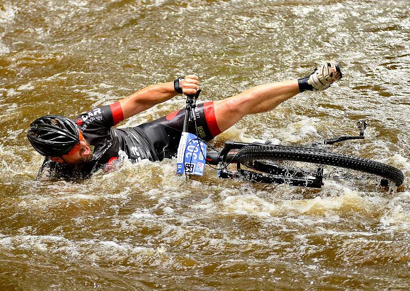 Nevyzpytatelný brod u tenisového areálu Gejzírpark nadělal v rámci 19. ročníku Karlovarského  AM bikemaratonu nejednomu bikerovi nemálo starostí, když někteří z nich se nedobrovolně vykoupali. Jak tomu bude letos?