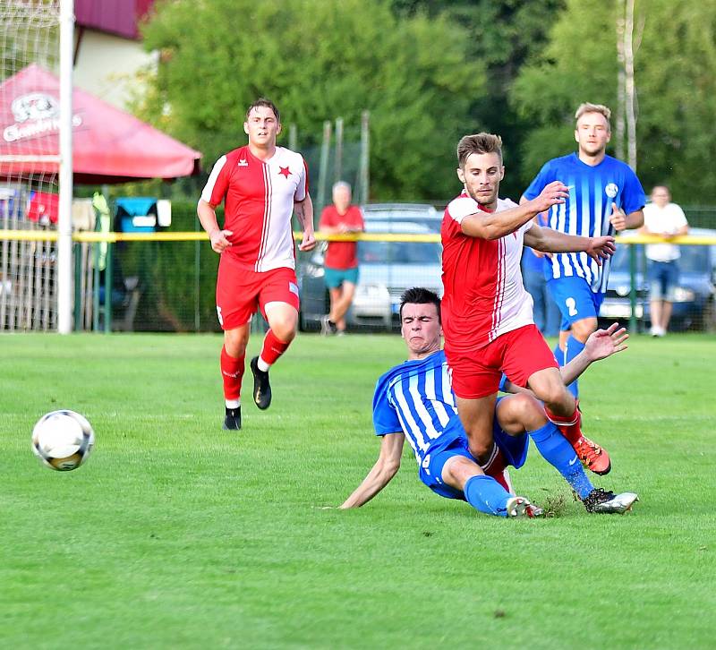 Nutsu Stan (v pruhovaném), FK Ostrov.