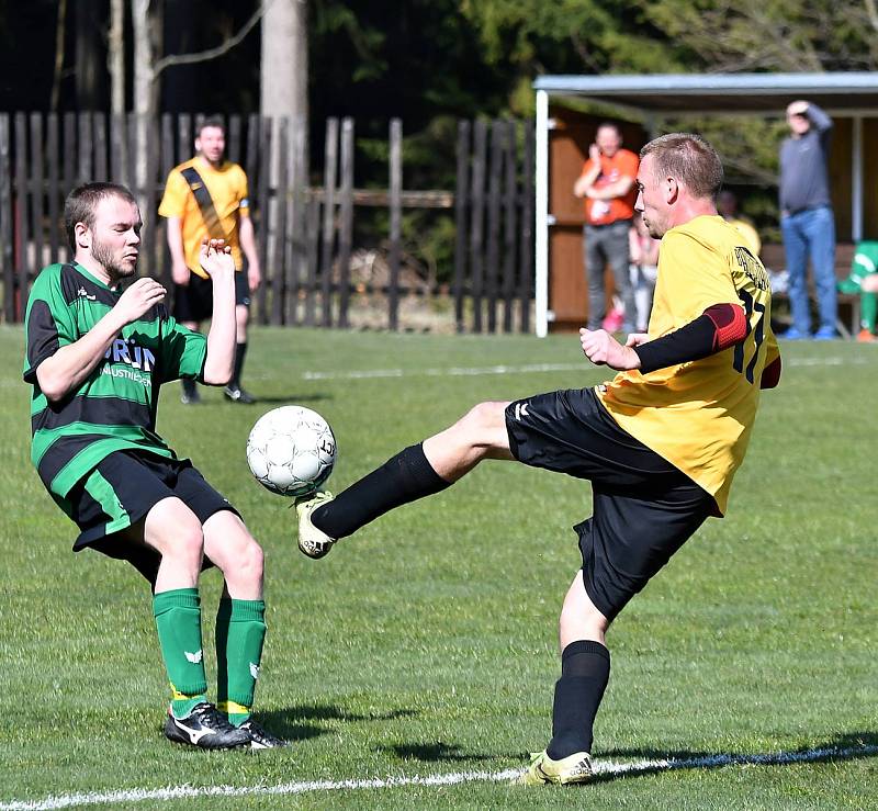 Božičany (ve žlutém) udolaly Pernink v poměru 4:3.