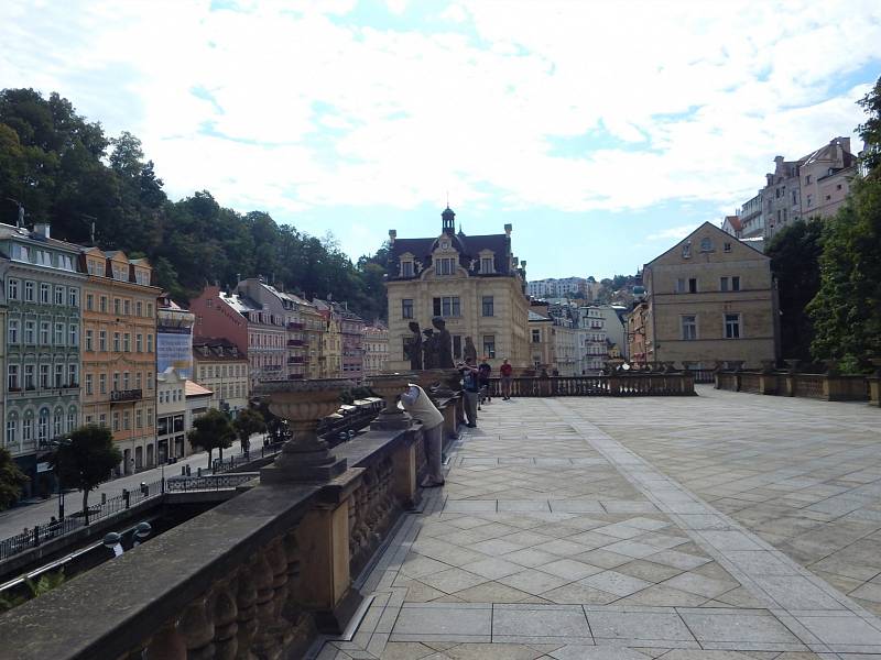 Centrum města Karlovy Vary zůstává i nadále prázdné. Lidé věří, že se po rozvolnění opatření život do města zase vrátí a turisté začnou do centra opět přijíždět.