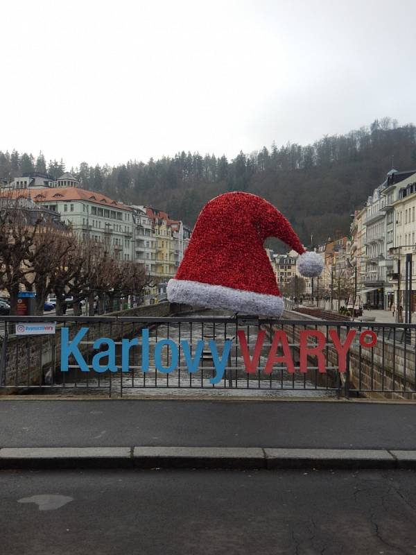 Centrum města Karlovy Vary zůstává i nadále prázdné. Lidé věří, že se po rozvolnění opatření život do města zase vrátí a turisté začnou do centra opět přijíždět.