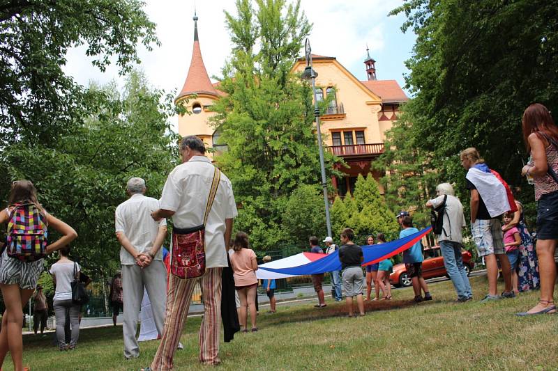 Kolem padesátky lidí se v Karlových Varech zúčastnilo vzpomínkového pochodu centrem lázní k ruskému konzulátu.