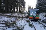 K popadaným stromům, z nichž do jednoho narazil u Bečova nad Teplou vlak, i dopravním nehodám vyjížděli hasiči v Karlovarském kraji v noci na sobotu, kdy část regionu zasáhlo vydatné sněžení.