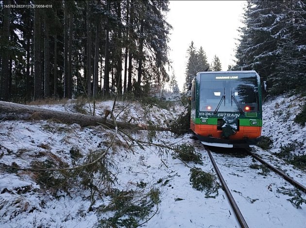 K popadaným stromům, z nichž do jednoho narazil u Bečova nad Teplou vlak, i dopravním nehodám vyjížděli hasiči v Karlovarském kraji v noci na sobotu, kdy část regionu zasáhlo vydatné sněžení.