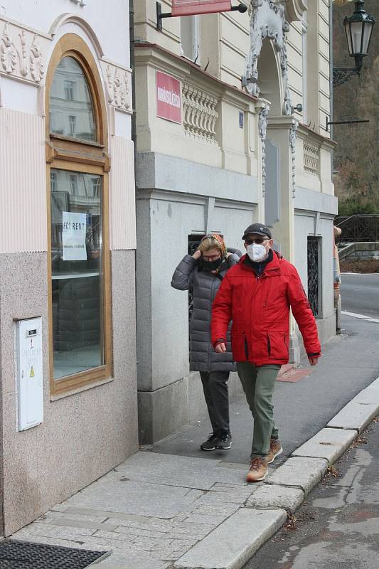 Prázdné ulice v lázeňském centru poblíž hotelu Pupp.