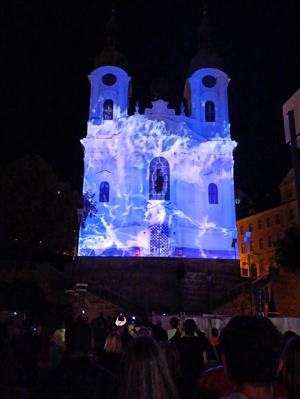 Festival světel přilákal do ulic v centru Karlových Varů i přes rostoucí počet nakažených tisícovky lidí.