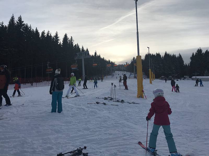 Skiareál Klínovec zahájil v sobotu sezónu.