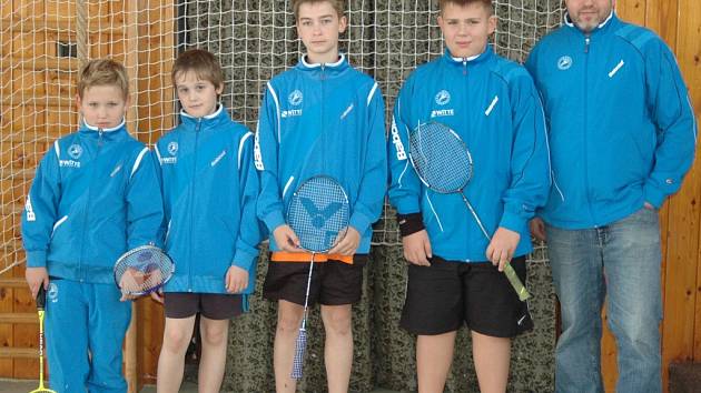 Naděje nejdeckého badmintonu na turnaji v Dobřanech. Zleva stojí  Matěj Šilhan, Pája Bršťák, Matěj Hampl a Ondra Šilhan, vpravo trenér Jiskry Witte Nejdek Stanislav Newiak.