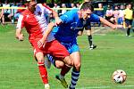 První podzimní prohru v ČFL musela skousnout po duelu se Štěchovicemi (v modrém) karlovarská Slavia, která nakonec prohrála v poměru 0:2.