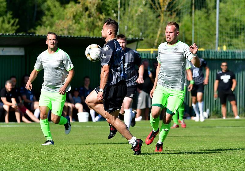 Fotbalová tour v podání hokejistů karlovarské Energie skončila. Energetici ji zakončili porážkou v Sedleci, kde nestačili na tamní výběr, za který nastoupily i dvě fotbalové legendy Tomáš Řepka a Lumír Mistr, kterému po velké bitvě podlehli 1:3.