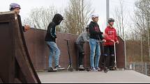 Ostrovský skatepark je opět otevřený. V sobotu zde dováděli kluci na koloběžkách.