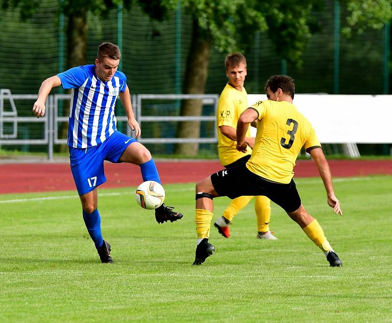 Souboj divizních zástupců, ve kterém se proti sobě postavily Mariánské Lázně (ve žlutém) a Ostrov, opanovala Viktoria, která slavila v domácím prostředí výhru 2:0.