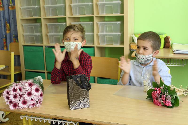 Letošní školní rok byl jiný. Kvůli koronaviru si řada dětí vylepšila své známky na závěrečném vysvědčení, nejinak tomu bylo i na Základní škole Dukelských hrdinů. Z vysvědčení měli pochopitelně největší radost prvňáčci.