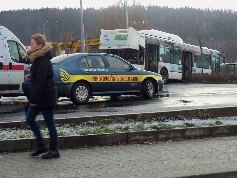 Havarovaný autobus MHD na parkovišti u Varyády.