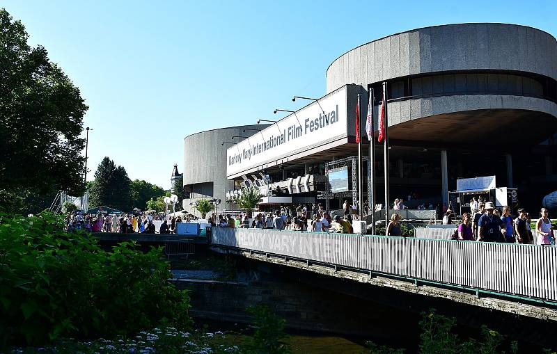 V lázeňském městě je v plném proudu 54. ročník MFF Karlovy Vary.