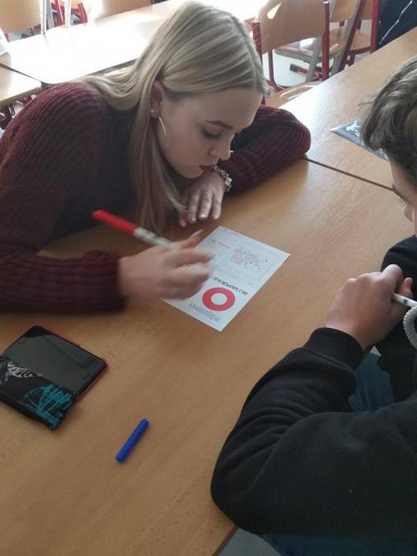 Na Střední průmyslové škole Ostrov se uskutečnil krajský turnaj soutěže pIšQworky, na kterém se rozhodovalo, který z dvanácti týmů postoupí na brněnské Grandfinále.