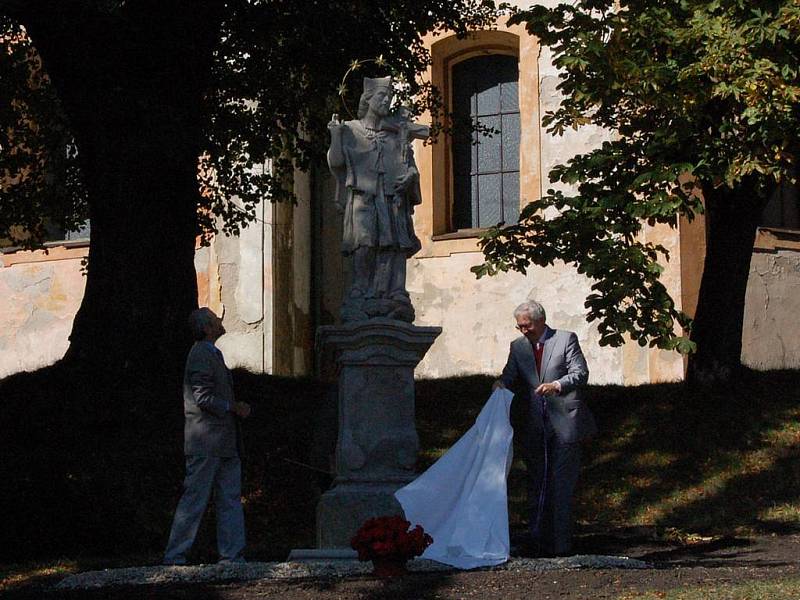 Odhalení restaurované sochy svatého Jana Nepomuckého v Andělské Hoře. Odhalení sochy se ujali hejtman Karlovarského kraje Josef Pavel a moderátor Marek Eben.