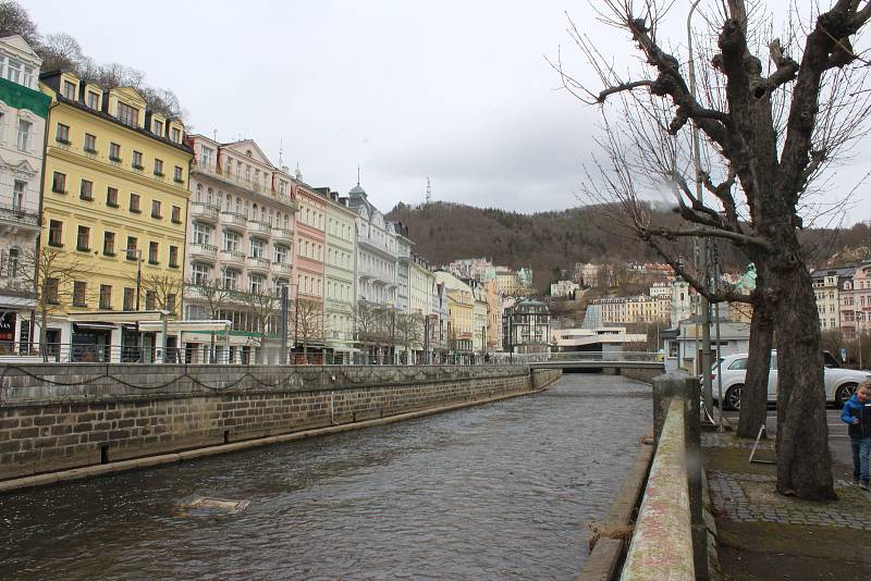 Prázdné ulice v lázeňském centru poblíž hotelu Pupp.