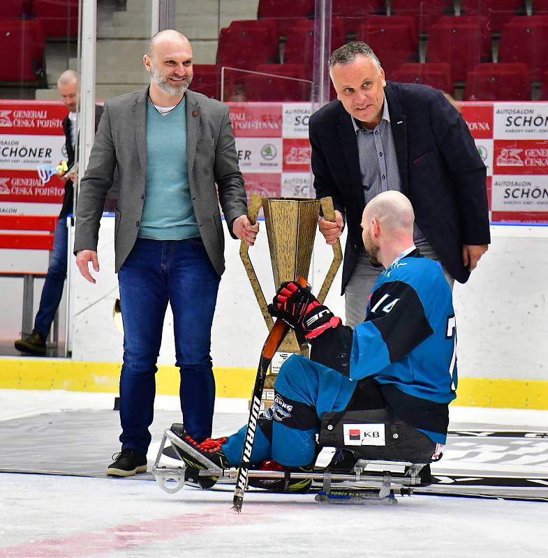 Para hokejisté SKV Sharks Karlovy Vary uhájili para hokejový trůn. V KV Aréně obstál nejlepší tým základní části i ve druhé finálové bitvě, ve které slavil výhru 6:3 nad Zlínem.