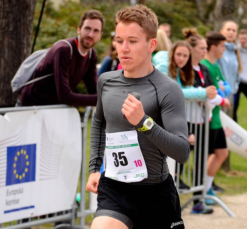 Semifinálové kolo juniorského maratonu opět ovládlo Gymnázium Cheb, které se tak podívá na celostátní finále.