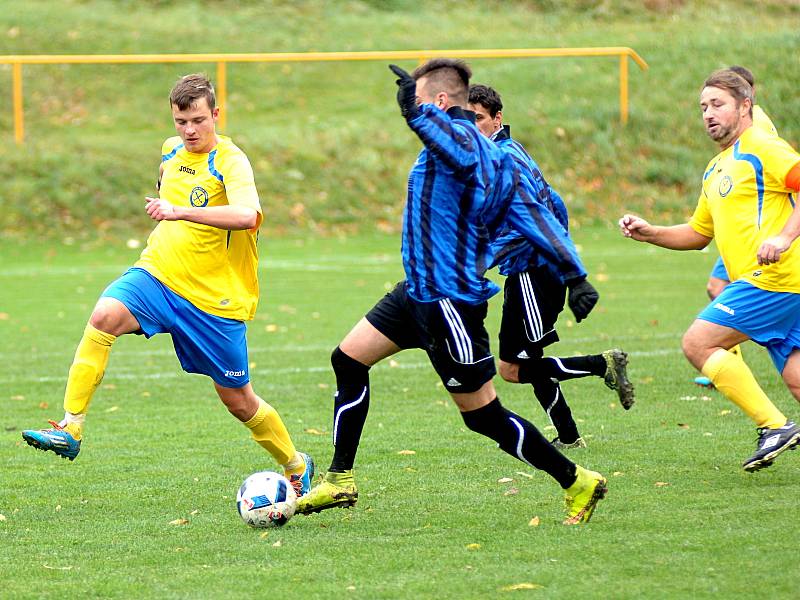 Fotbalisté Hranic  (ve žlutém) doma rozstříleli Kynžvart 6:0.