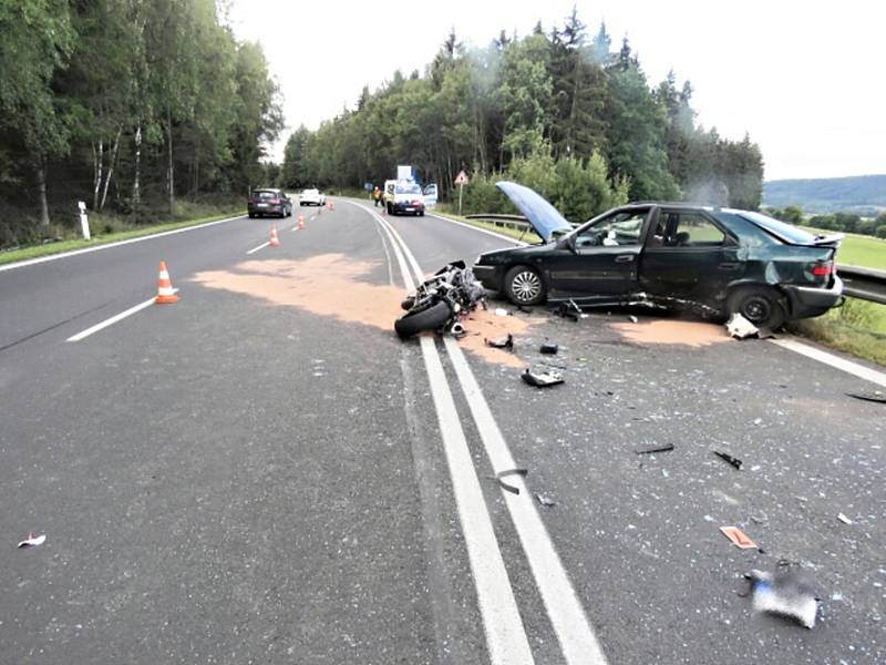 Policejní snímky z místa nehod, kde bourali řidiči motorek.