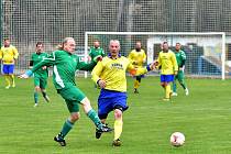 Dalovice (ve žlutém) slavily o víkendu výhru 3:1 nad týmem Sedlece (v zeleném).