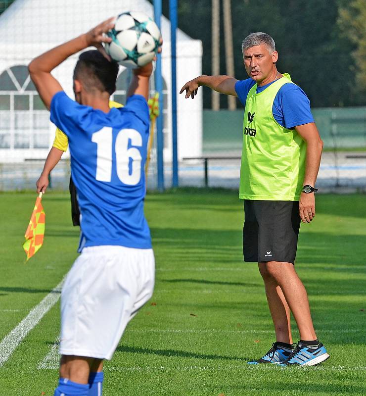 Ostrov (modrobílém) si o víkendu připsal na konto třetí výhru, když pokořil Chodov (v červeném) vysoko 7:0.