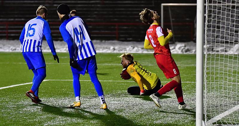 První utkání v rámci zimní přípravy mají úspěšně za sebou fotbalisté třetiligové karlovarské Slavie, kteří porazili Ostrov vysoko 8:2.