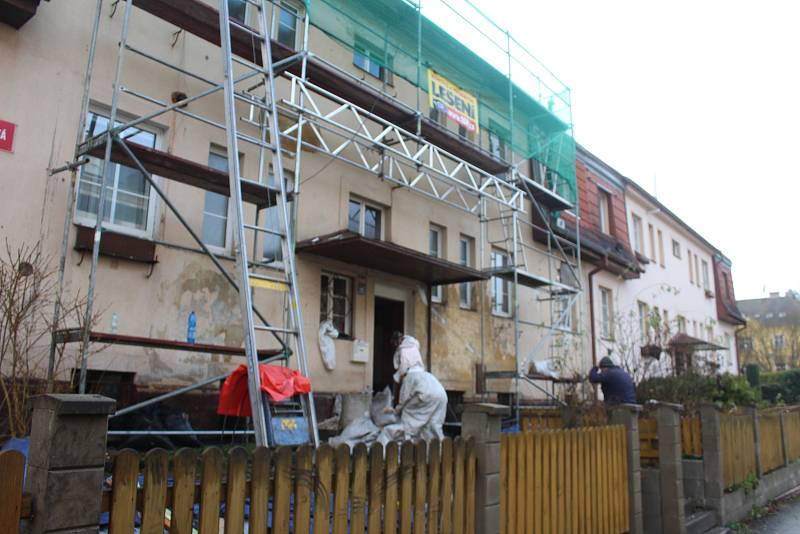 Dům po požáru v Moskevské ulici pomáhají dát do kupy řemeslníci.