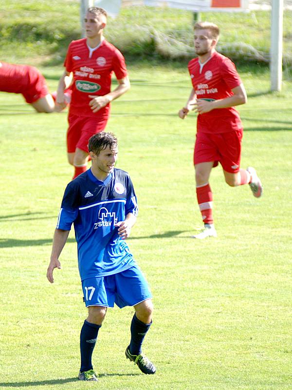 Karlovarská Slavia (v modrém) podlehla v prvním kole Mol cupu na vlastním hřišti Královo Dvoru 0:3.