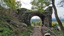 Zřícenina hradu Andělská hora přitahuje lidi už desítky let