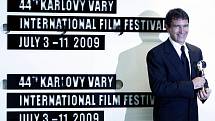 Španělský režisér a herec Antonio Banderas v pátek 10. července večer na 44. MFF uvedl svůj film Letní déšť a obdržel Cenu prezidenta festivalu.