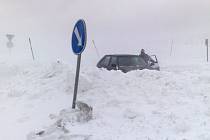 Silné sněžení a vítr, které trápily obce v Krušných horách se během čtvrtka zmírnily, ale motoristé by stále měli být opatrní.
