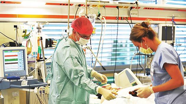 Oddělení anesteziologie, resuscitace a intenzivní medicíny Karlovarské krajské nemocnice získalo akreditaci, která mu teď umožňuje vzdělávat další lékaře.
