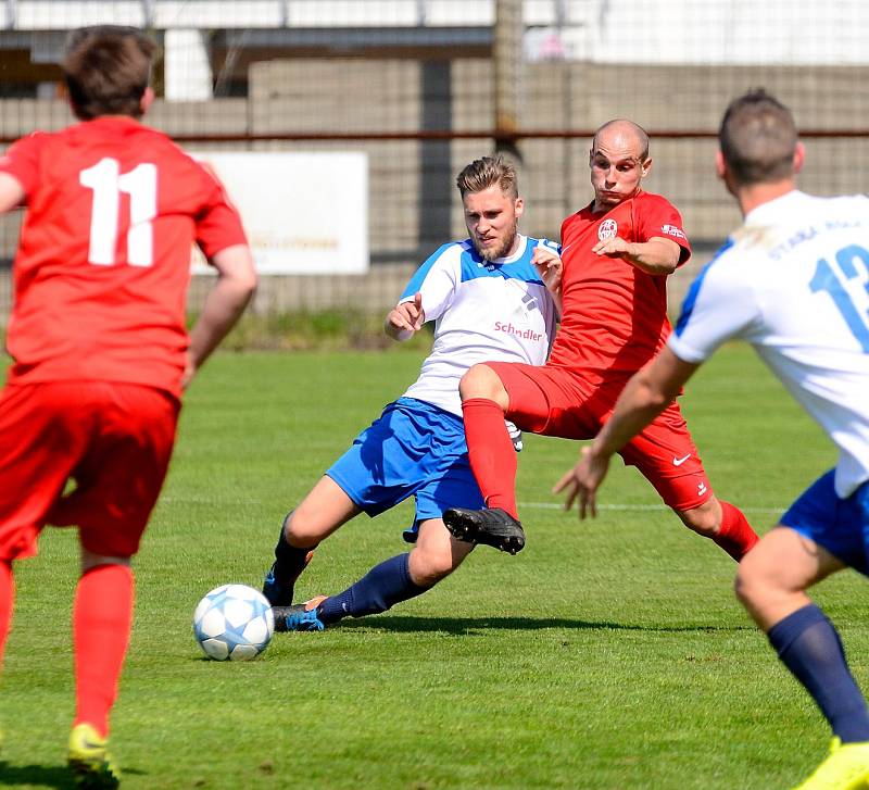 Cennou výhru 2:1 zaznamenal Ostrov (v červeném) v rámci okresního derby na půdě Staré Role (v bílém).