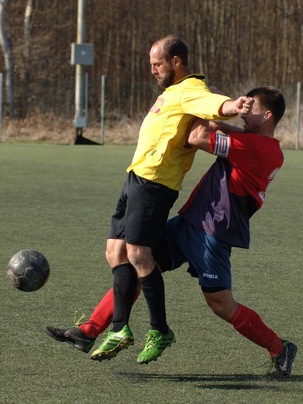 Fotbalisté Františkových Lázní (ve žlutém) si v domácím prostředí na úvod jarní části I.A třídy připsali tři body, když porazili Novou Roli 2:1.