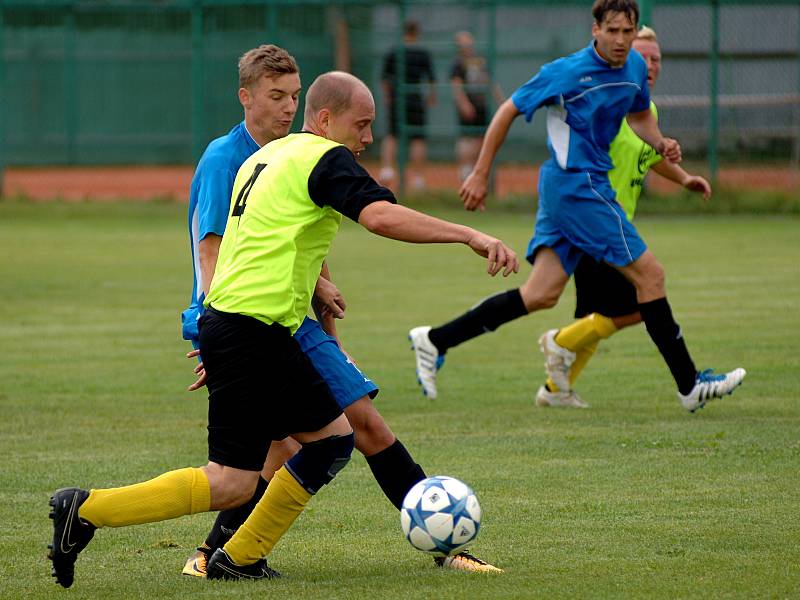 Luby (v modrém) vyhrály na hřišti Sokola Teplá 3:0.