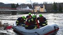 Na řece Ohři se převrátil raft s vodáky, jeden je pohřešovaný.